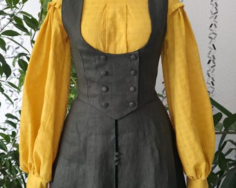 Puede incluir: Un vestido largo de lino verde oscuro con un corpiño ajustado y una falda completa. El vestido tiene un cierre de botones de doble botonadura y un escote redondo. El vestido se combina con una blusa amarilla de cuello alto y mangas largas.