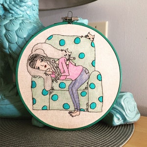 Hecho a mano niña durmiente con gatos bordado aro