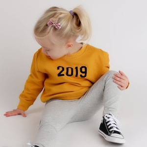 El suéter del año Personaliza tu sudadera / Gran prenda de moda para niños / Idea de regalo de Navidad para niños / Ropa para niños imagen 3