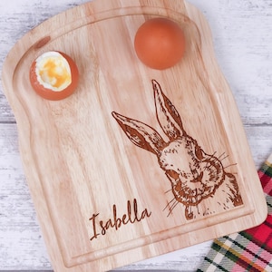 Gepersonaliseerde Dippy Egg and Soldiers-ontbijtbord met konijnontwerp, waardoor het ontbijt leuk wordt voor kinderen.