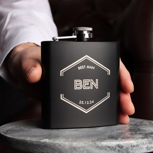 Regalos para padrinos de boda, padres de la novia y padrinos de boda. Frascos de cadera negros mate personalizados. Fichas de boda.