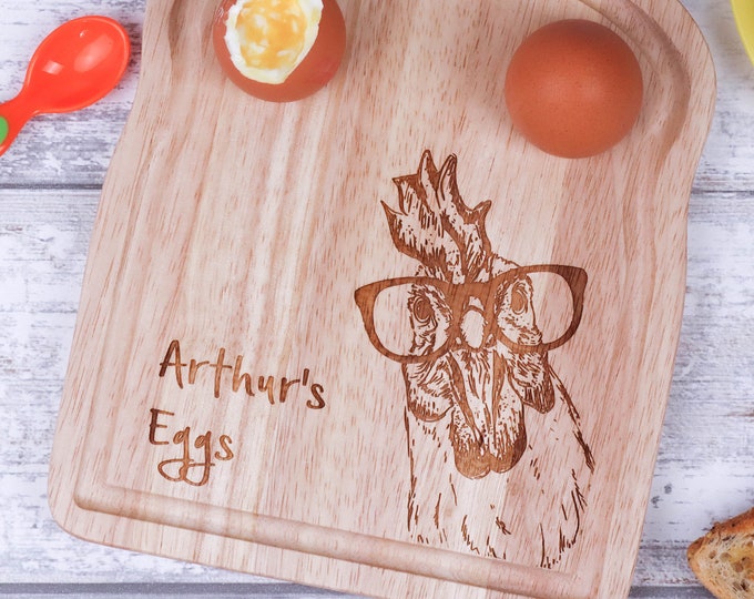 Huhn & das Ei Personalisiertes Dippy Egg Frühstücksbrett mit einem Huhn-Design, das Frühstückszeit für Kinder zum Spaß macht.