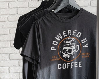 T-shirt graphique Powered By Coffee / T-shirt unisexe cool pour les accros à la caféine / Cadeau unique pour amateur de café / Mug tête de mort rétro amusante