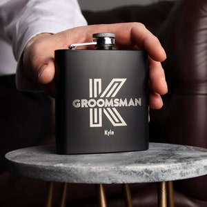 Regalo personalizado para padrinos de boda, padrinos de boda, padre de la novia, una petaca negra mate como recuerdo de boda