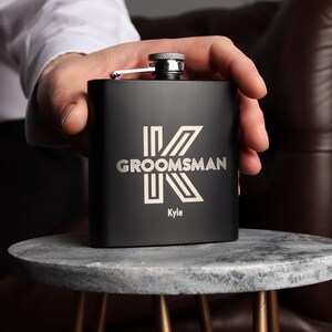 Padrinos de boda personalizados, el mejor hombre, padre de la novia, regala una petaca negra mate, fichas de boda