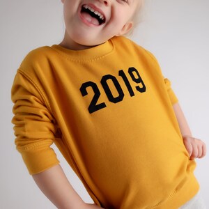 El suéter del año Personaliza tu sudadera / Gran prenda de moda para niños / Idea de regalo de Navidad para niños / Ropa para niños imagen 2