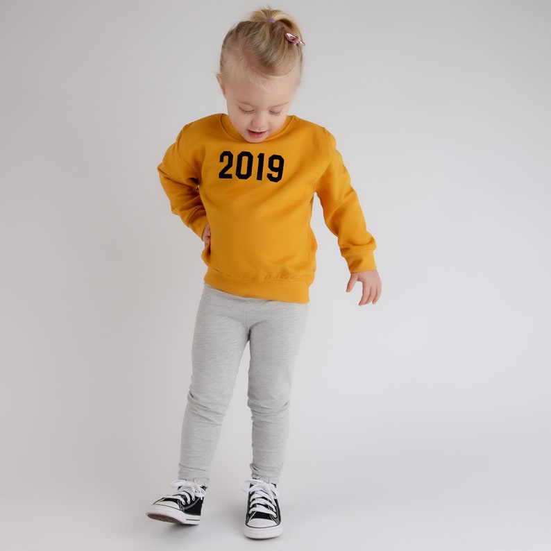 El suéter del año Personaliza tu sudadera / Gran prenda de moda para niños / Idea de regalo de Navidad para niños / Ropa para niños imagen 4