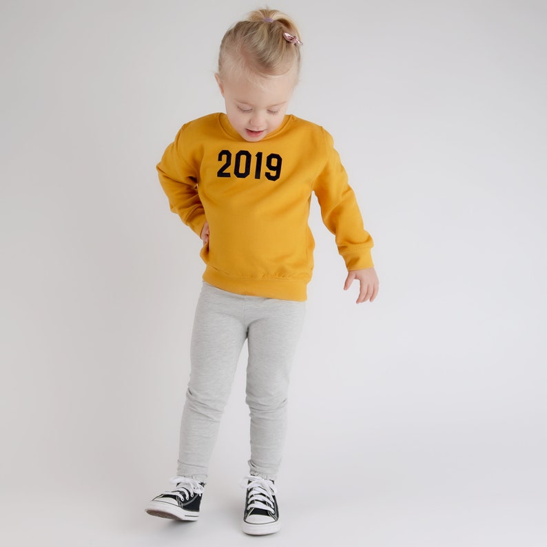 El suéter del año Personaliza tu sudadera / Gran prenda de moda para niños / Idea de regalo de Navidad para niños / Ropa para niños imagen 5