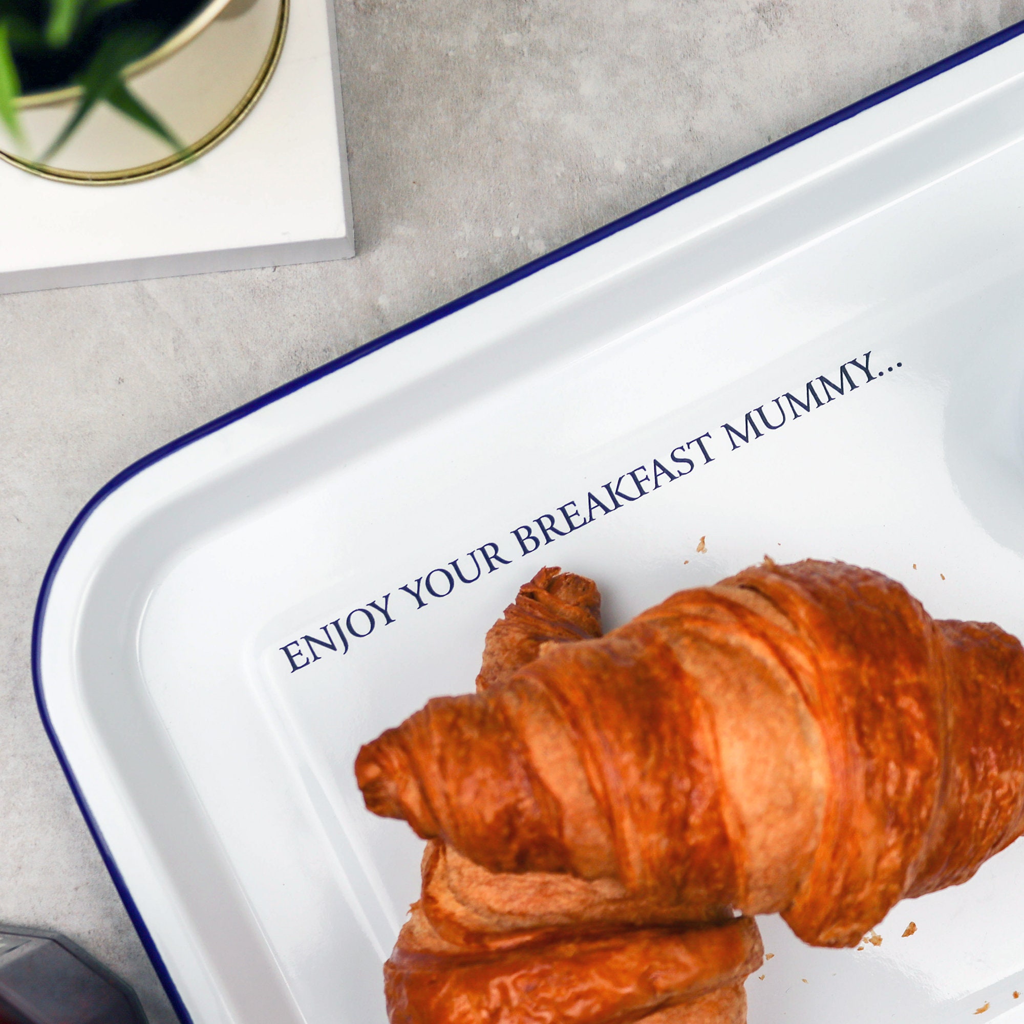 Petit-déjeuner personnalisé dans le plateau de lit, cadeau de fête