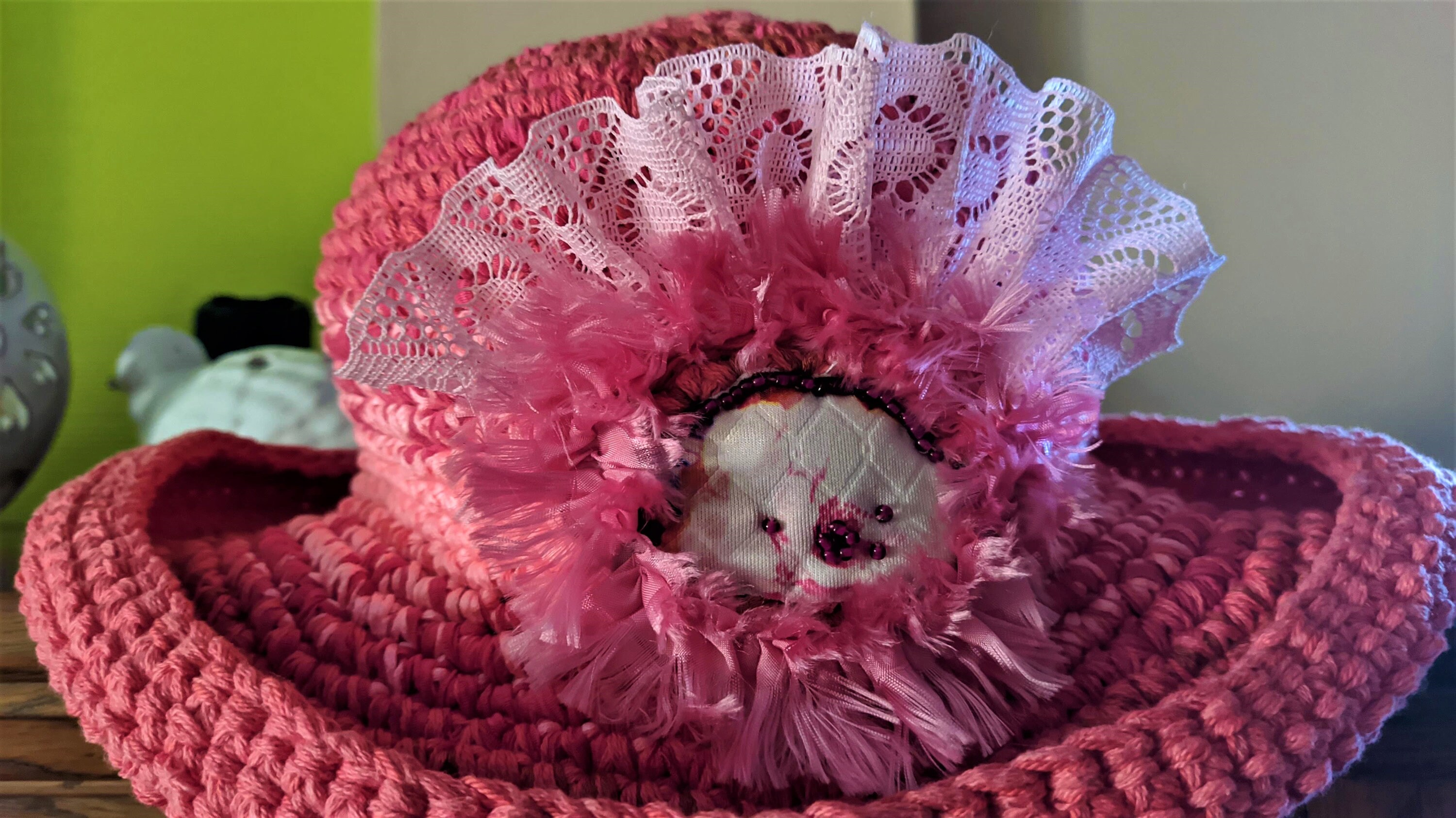 ピンクのシャビーシックな帽子、バケツ、コーラル、ウェアラブルアート