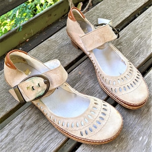 Vintage shoes sandals pumps women beige leather brown Rieker low heels comfy Size 39 EU/ 8.5 US/ 6 UK image 1