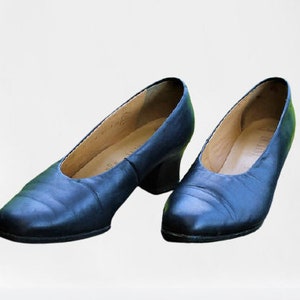 Small size Dark blue vintage pumps medium heels leather women shoes Clarks Size 3 UK/ 35.5 EU/ 5.5 US/ 23.1 cm/ 9 inches
