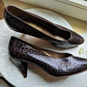 Brown vintage pumps women shoes croc embossed made in Portugal Size 24 cm/ 9.45&quot;/38 EU/ 5 UK/ 7.5 US