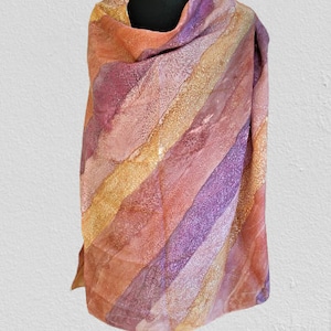 Écharpe de soie peint à la main en cuivre batik vintage violet cadeau accessoire brun pour elle