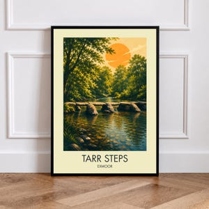 Może przedstawiać: Oprawiony pionowy plakat z ilustracją krajobrazu Tarr Steps w Exmoor. Grafika przedstawia kamienny most nad rzeką w otoczeniu zielonych drzew pod dużym pomarańczowym słońcem. Poniżej znajduje się nadrukowany tekst TARR STEPS EXMOOR.