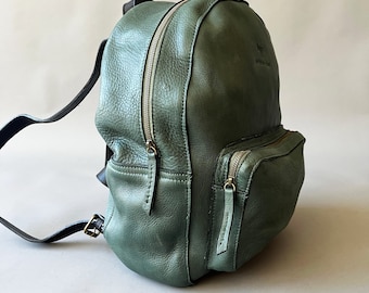 Leather backpack, Green vegetable tanned leather bag, natural leather bag. Fashion green leather bag. Made in Argentina