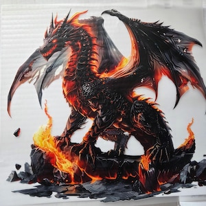 Op de afbeelding: Gedetailleerde illustratie van een zwarte draak met vurige rode en oranje accenten. De draak staat op een rotsachtig oppervlak met vlammen, met zijn vleugels en scherpe klauwen. De ogen van de draak gloeien rood.