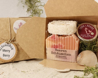 Merry Berry *GlücksBox* Naturkosmetikset – mit Naturseife, Luffascheibe und duftender Sheabutter Creme – Muttertag - Geschenkset - vegan