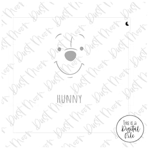 Puede incluir: Un archivo digital en escala de grises que presenta una cara de oso de dibujos animados sonriente con la palabra "HUNNY" debajo. La imagen está enmarcada dentro de un rectángulo e incluye un texto circular que dice "This is a Digital File."