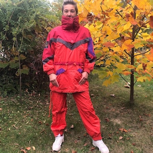 Vintage 90s ski suit. 2-piece terracotta red colour block Anorak and Suspenders pants set. Bright women’s snow suit. M size.