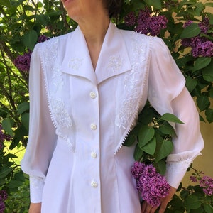 Vintage 80s white beaded blouse with big wing collar. Front buttoned puff sleeve blouse. M-L size.