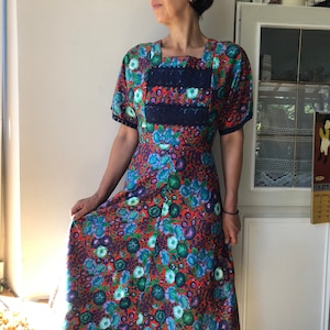 Sukienka midi w stylu vintage z lat 70. z kwiatowym nadrukiem. Sukienka hippie. XS/S