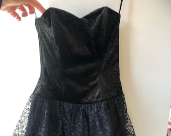 Vintage black mini dress. 90s black velveteen and lace tiered mini dress. Corset mini dress. XS size.