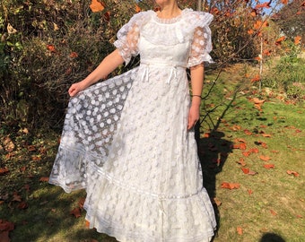 Vintage 70s, 80s wedding dress. White lace prairie style full length wedding gown. M size