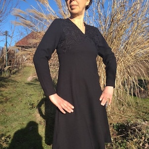 Vintage jaren &#39;40 zwarte jurk met lange mouwen en soutache decoratie. S/M maat