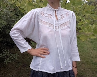 Vintage 80s Trachten style white blouse decorated with eyelet lace. M-L size.