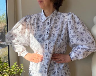 Vintage 80s white blouse with black floral print. Balloon sleeve blouse M-L size.