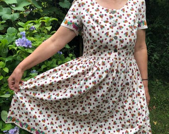 Vintage 70s dirndl dress. Trachten style ivory with floral print knee length dirndl dress. M size
