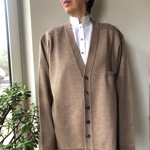 Vintage 70s knitted men&#39;s cardigan. Light brown knit wool sweater. L size.