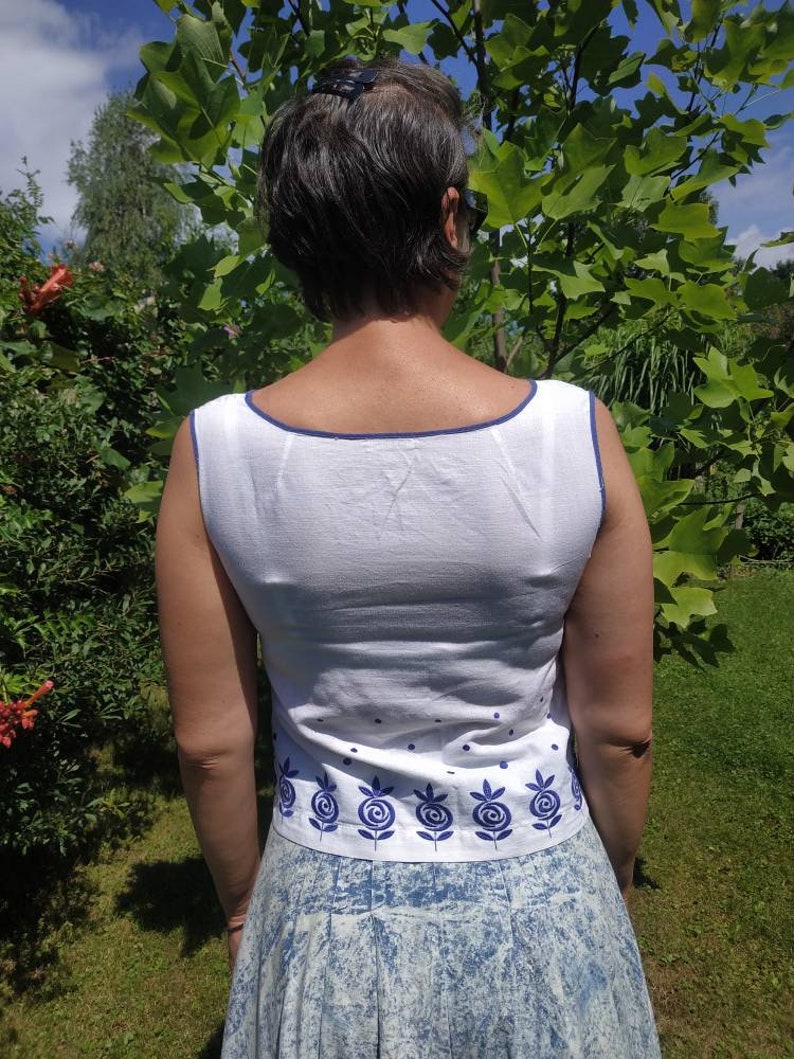 Vintage 60/'s white cotton sleeveless top with blue floral embroidery.