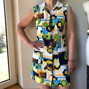Vintage 70s mini dress. Vibrant print terrycloth mini robe. Button down mini dress. S-M size.