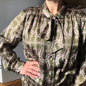 Vintage 40s silk blouse. Green floral print tie neck ladies blouse. Long sleeve silk blouse