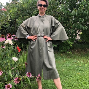 Vintage 70-80ss pistachio green cape coat. Belted rain coat. M size.