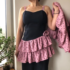 80 年代のヴィンテージ Yessica レーベルのドレス セット。クロップド カーディガン付きのストラップ ドレス。黒とライラックの水玉模様のフリル ドレス。M サイズのパーティー ドレス。
