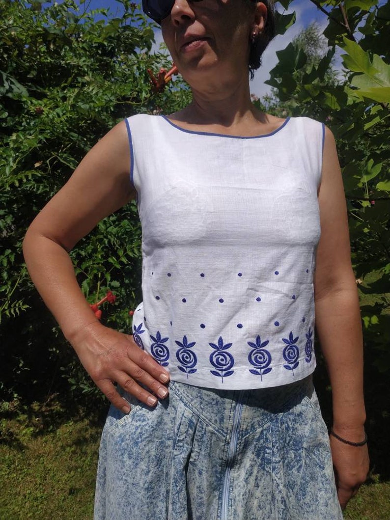 Vintage 60/'s white cotton sleeveless top with blue floral embroidery.