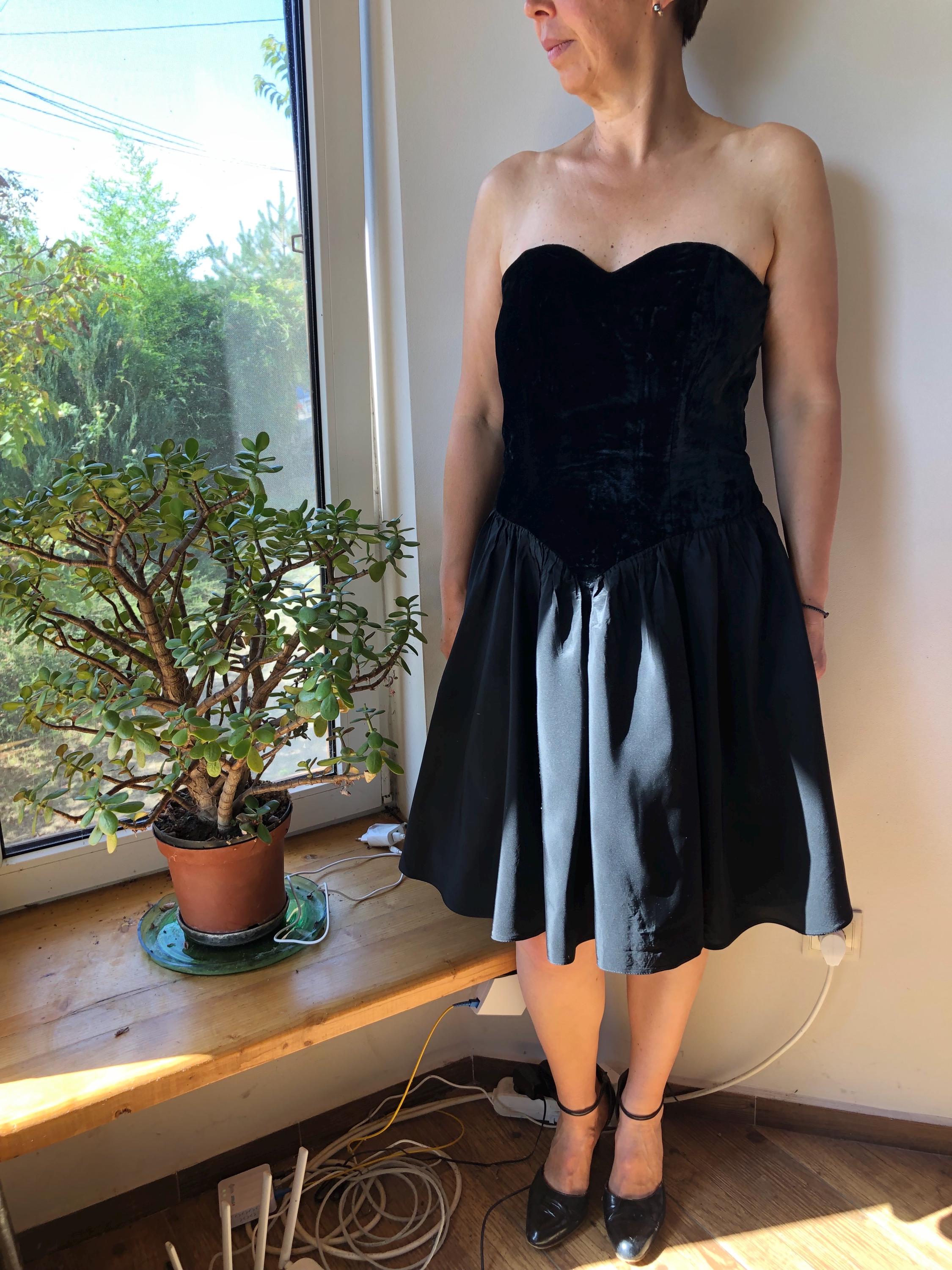 ヴィンテージ ブラック ミニ ドレス。80 年代、90 年代の Vera Mont