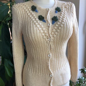 Vintage 70s hand knitted ivory cardigan. Folk style embroidered wool knit sweater. S size.