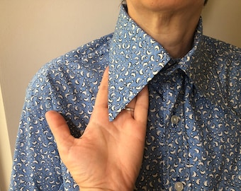 Vintage 70s dagger collar men's shirt. Blue floral print cotton shirt. M size