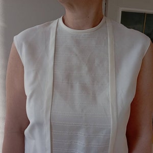 Vintage 60s ivory sleeveless back buttoned blouse. M size.