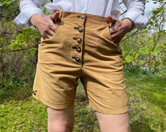 Pantaloncini in pelle scamosciata marrone chiaro stile October Fest anni 2000. Pantaloncini unisex stile Trachten. Taglia M.