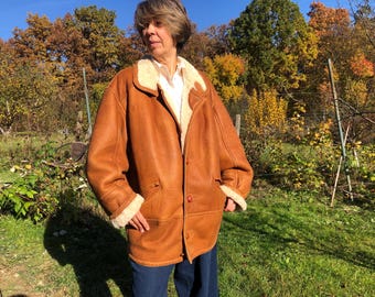 Abrigo de piel de oveja vintage de los años 80. Color marrón miel. Ideal para el invierno. Talla M.