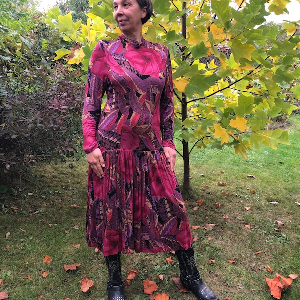 Vintage 80s long sleeve dress with floral print. Jersey drop waisted dress. M size.