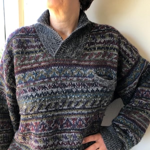 Vintage 90er Jahre Strick Pullover aus Wolle. V-Ausschnitt Strickpullover. Dunkel gemusterter warmer Strickpullover.