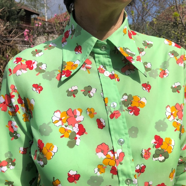 Vintage 70s green blouse with floral print. Dagger collar blouse. M size.