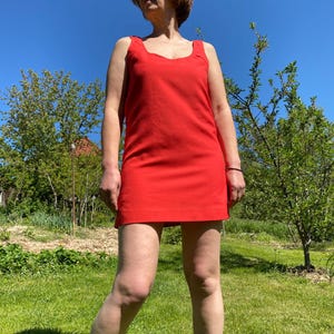 Vintage 60s red sleeveless mini dress. Tailored little red dress. M size.