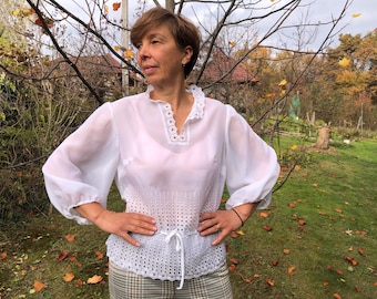 Blusa vintage blanca semitransparente de los años 70 decorada con bordado de ojales. Talla M.